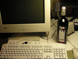 el exordenador de sim&oacute;n y la botella con el semierror de sobreimpresi&oacute;n sobre nuestra primera botella de vino